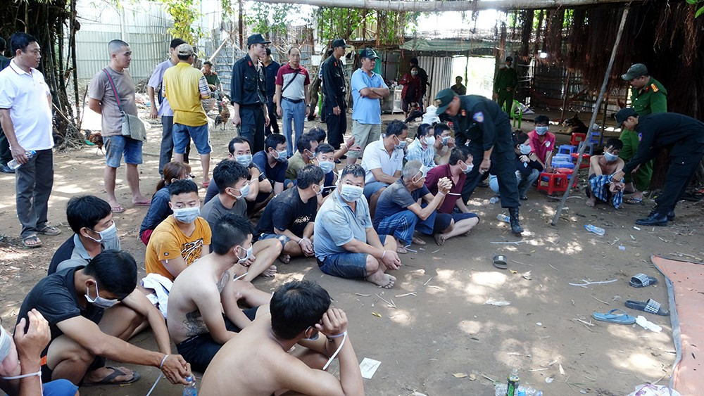 Cảnh sát ập vào sòng bạc, nhiều đối tượng nhảy sông để trốn - Hình 2 Canh sat ap vao song bac, nhieu doi tuong nhay song de tron-Hinh-2