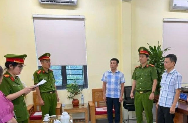 Lạm thu, Hiệu trưởng trường THPT Kỳ Sơn bị bắt Lam thu, Hieu truong truong THPT Ky Son bi bat