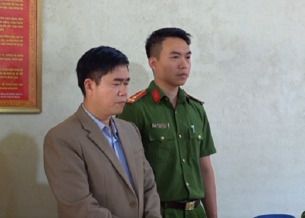 Cắt xén bữa ăn bán trú, nguyên hiệu trưởng ở Lào Cai bị bắt Cat xen bua an ban tru, nguyen hieu truong o Lao Cai bi bat