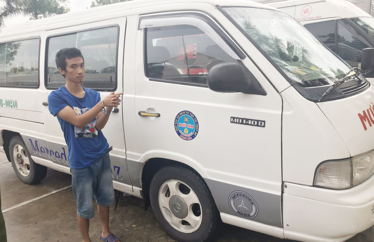 Tom gon ga thanh nien song lang thang trom o to o ben xe