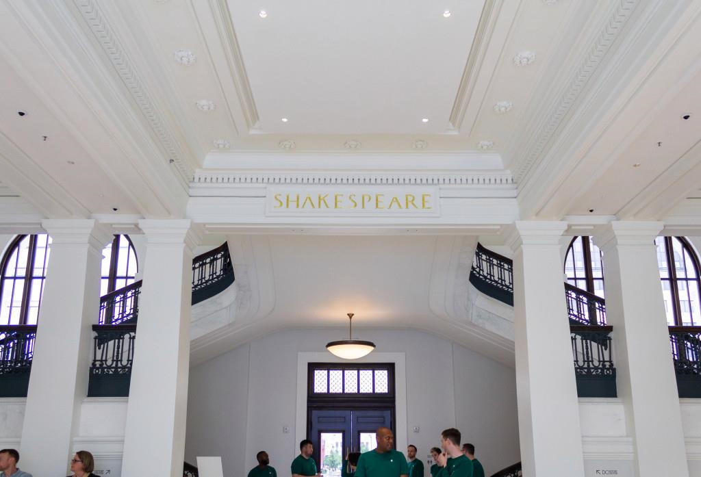 Bên trong tòa nhà, cầu thang 3 tầng từ hơn 100 năm trước vẫn nằm ở hai bên với tay vịn bằng đồng uốn lượn, mang nét hoa văn từ đầu thế kỷ XX. Cầu thang này thông từ tầng hầm đến tầng 2, nơi đặt Trung tâm lịch sử thủ đô và Hội lịch sử thành phố.