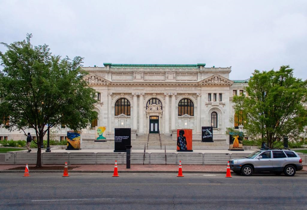 Tòa nhà được thiết kế theo phong cách Beaux-Arts từng là Thư viện công cộng trung tâm Washington từ năm 1903. Tuy nhiên, cách đây vài năm nó đã xuống cấp nặng và không thể sử dụng đầy đủ các chức năng. Apple tài trợ kinh phí để cải tạo, nâng cấp công trình và được sử dụng một trong 3 tầng làm cửa hàng bán lẻ.