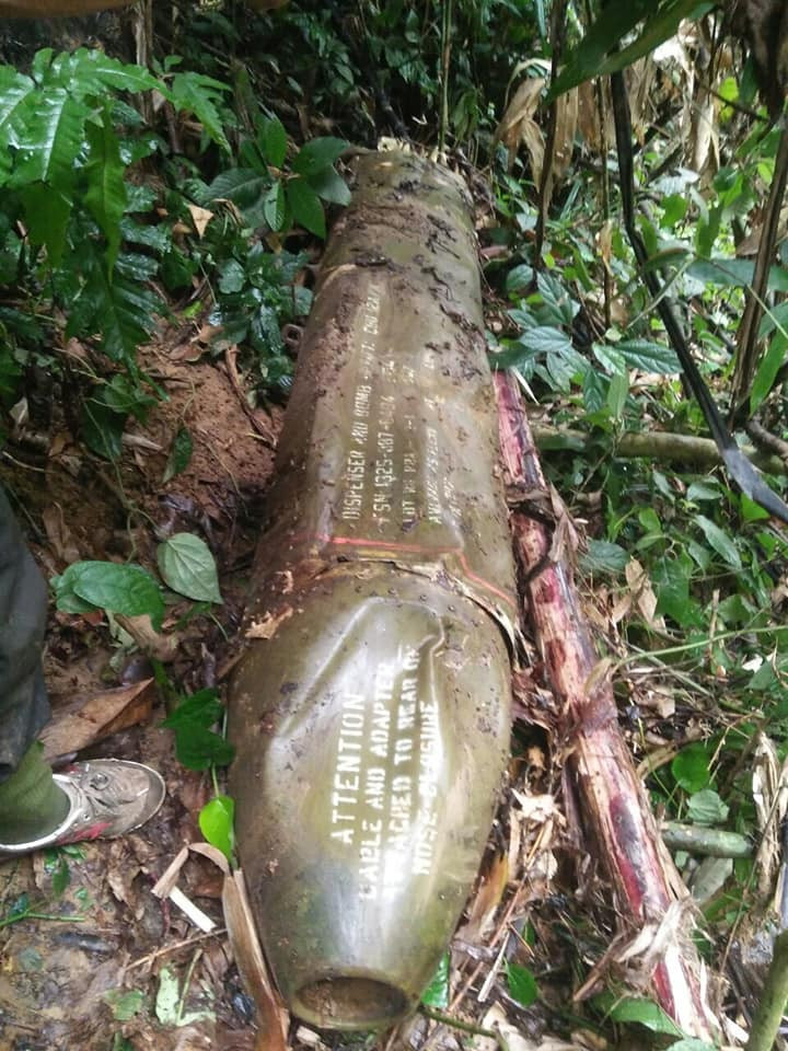 Di nhat cui, nguoi dan phat hien qua bom “khung” gan 2m