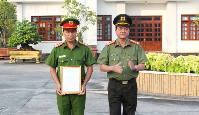 Bộ trưởng Tô Lâm đề nghị trên cương vị mới của mình dù ở bất cứ hoàn cảnh nào, các đồng chí luôn luôn nêu cao tinh thần gương mẫu, trách nhiệm, phát huy vai trò gương mẫu của người lãnh đạo chỉ huy vượt qua khó khăn, thử thách hoàn thành xuất sắc nhiệm vụ được giao.