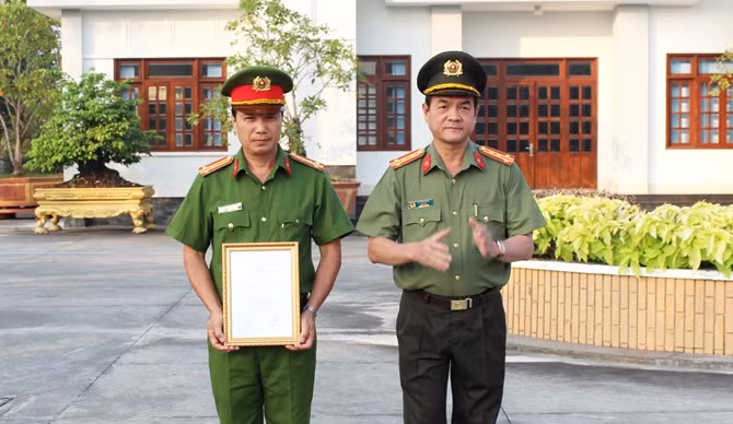 Bộ trưởng Tô Lâm đề nghị trên cương vị mới của mình dù ở bất cứ hoàn cảnh nào, các đồng chí luôn luôn nêu cao tinh thần gương mẫu, trách nhiệm, phát huy vai trò gương mẫu của người lãnh đạo chỉ huy vượt qua khó khăn, thử thách hoàn thành xuất sắc nhiệm vụ được giao.