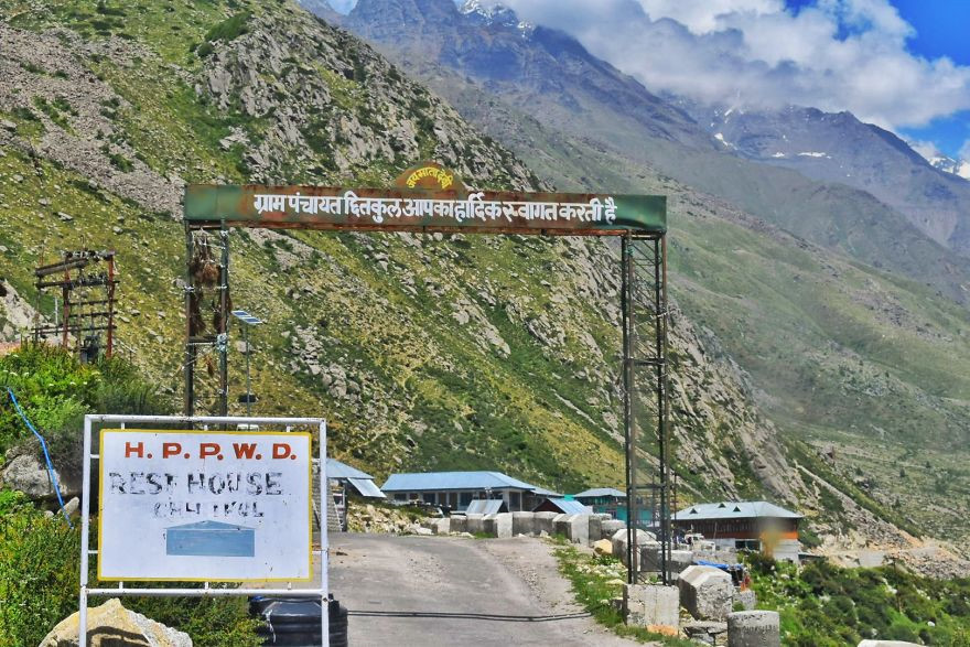 Làng Chitkul nhỏ bé trở thành điểm du lịch hấp dẫn vì khung cảnh yên bình, nằm trên đường tới dãy Hymalaya hùng vĩ. Điều đặc biệt ở ngôi làng này là không có điện thoại di động, không phủ sóng vô tuyến, không có chợ, cây ATM, những người đến thăm Chitkul sẽ tưởng như mình đang ở thời quá khứ.