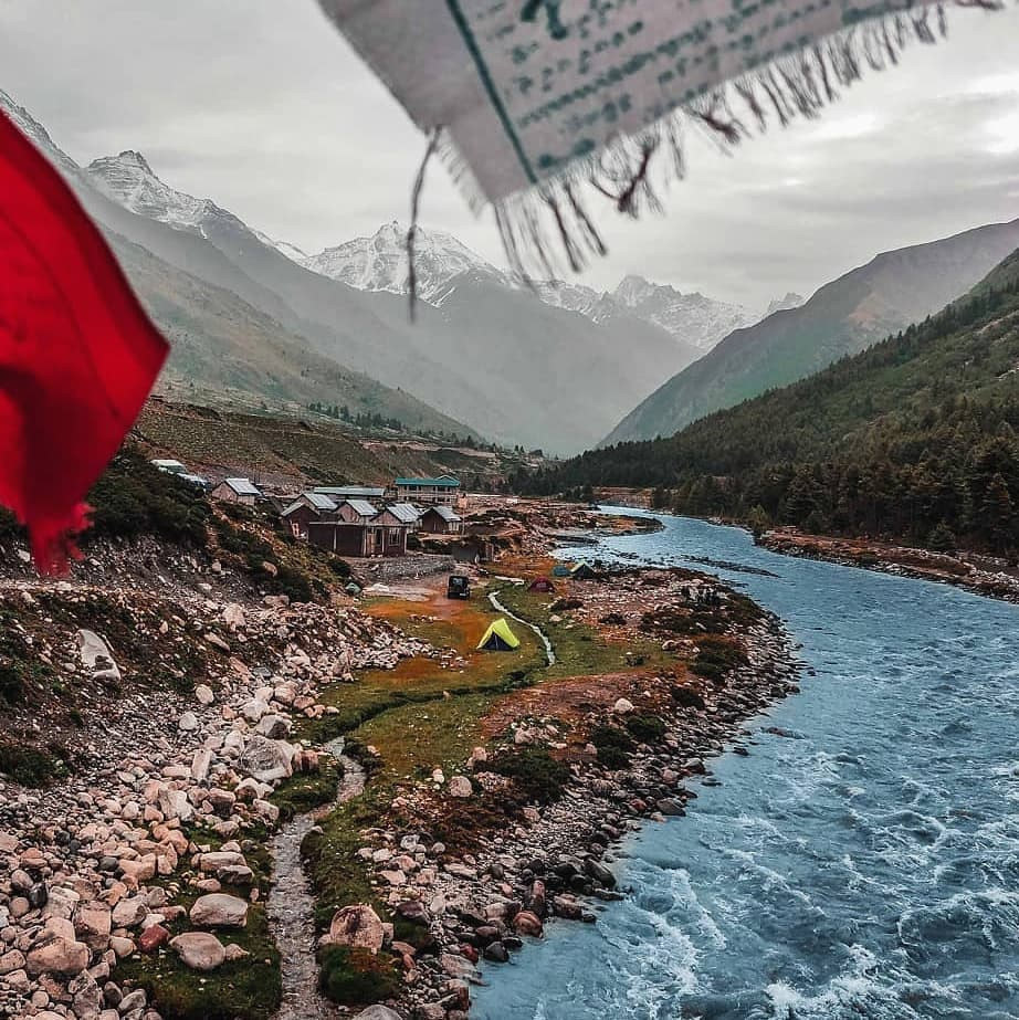 Chảy qua làng là dòng sông Baspa, một trong những địa điểm thu hút nhiều khách du lịch tới "check-in". Ảnh: rahulnanda86.