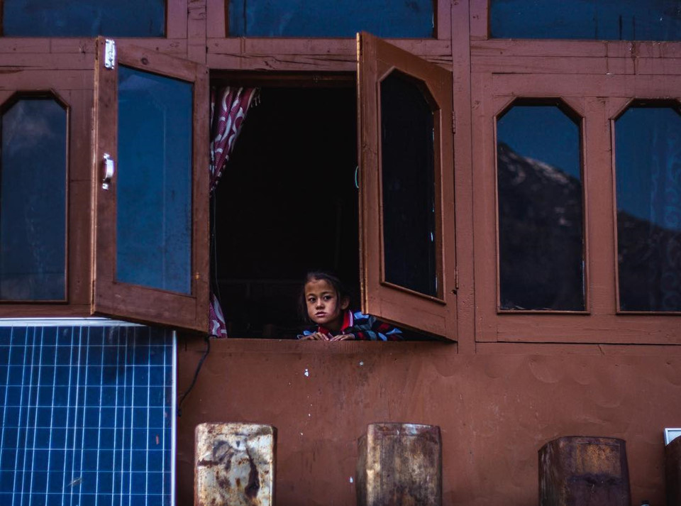 Những đứa trẻ sinh sống ở Chitkul không có cơ hội được tiếp xúc với thế giới rộng lớn qua mạng internet. Cuộc sống của các em gắn liền với rừng núi, ruộng vườn. Ảnh: Vidhyavijay.