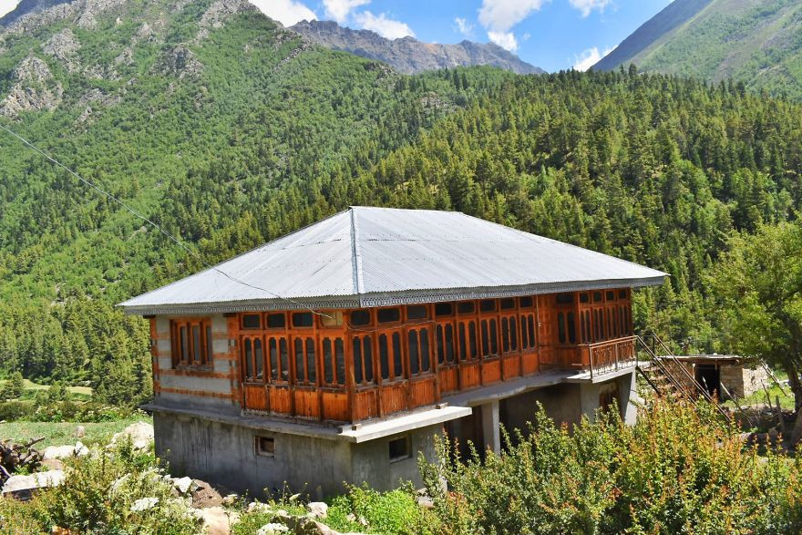 Bao quanh Chitkul là những cánh rừng thông và rừng cây lá kim, thấp thoáng là những căn nhà gỗ, một khung cảnh yên bình tách biệt với thế giới ồn ào, náo nhiệt.