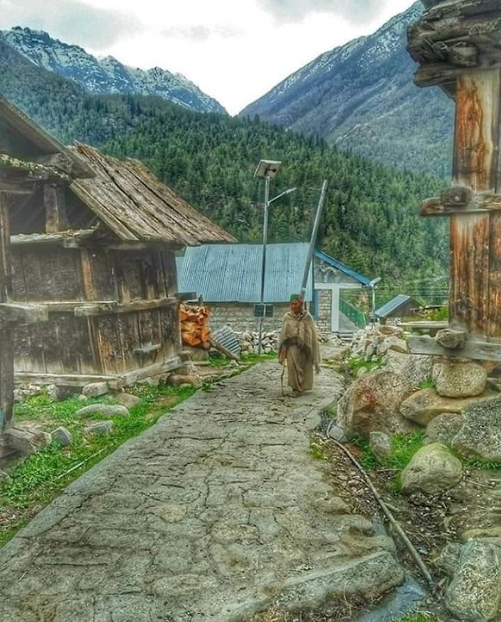 Ngôi làng có khoảng 700 người dân sinh sống, bao quanh là những ngọn núi chập chùng. Những căn nhà ở Chitkul được làm bằng gỗ và đá phiến, nối nhau theo tầng, tạo nên khung cảnh yên bình, đẹp mắt. Ảnh: rampur_wasi , unciatrails .