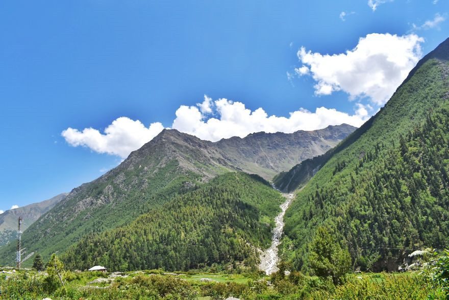 Ngôi làng nhỏ bé chỉ cách biên giới Trung Quốc 30 km. Du khách có thể đi bộ từ Chitkul đến những nơi như Nagasthi gần biên giới, hoặc dừng lại trên đường ở làng Rackham, nơi được đánh giá là ngôi làng có tầm nhìn tuyệt đẹp để ngắm sông Baspa.