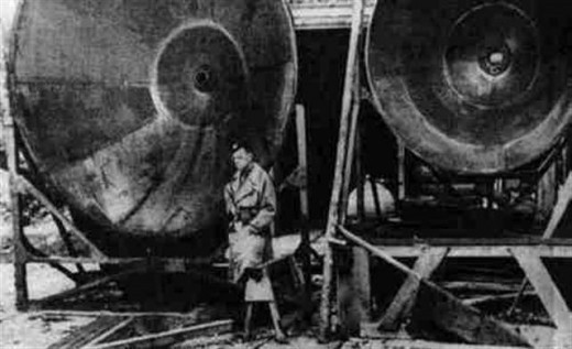  Pháo âm thanh là ý tưởng dùng âm lượng lớn gây sát thương cho đối thủ. Nó bao gồm buồng đốt hỗn hợp khí metan và oxy cùng chảo hướng âm, có khả năng sát hại mục tiêu trong phạm vi 50 m. Tuy nhiên, dự án bị hủy dù đã được thử nghiệm trên động vật. Các chuyên gia nhận định, kẻ thù dễ dàng vô hiệu hóa vũ khí này bằng cách bắn vào chảo hướng âm.