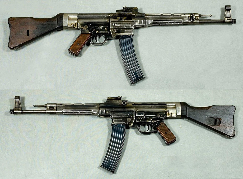 Sturmgewehr 44 hay STG 44 được coi là súng trường tấn công đầu tiên trên thế giới. Súng AK-47 huyền thoại của Liên Xô hay M16 của Mỹ đều được phát triển dựa trên thiết kế của STG 44. Hitler rất ấn tượng với khẩu súng nhưng STG 44 ra đời quá muộn. Quân đội Đức không thể lật ngược thế cờ dù sở hữu loại vũ khí uy lực, có khả năng hoạt động tốt trong đêm nhờ hệ thống kính ngắm hồng ngoại.