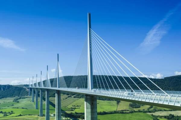  2. Cầu Millau Viaduct (Pháp): Vượt cả Tháp Eiffel hùng vĩ về chiều cao, cầu Millau Viaduct ở Pháp hiện nắm giữ kỷ lục là cây cầu cao nhất thế giới, với chiều cao 343m. Cầu Millau Viaduct được mở cửa hồi năm 2004, nằm giữa thung lũng Tarn giữa Clermont-Ferrand, Beziers và Narbonne. Để có thể chiêm ngắm công trình kỳ vĩ này theo một cách khác, những người đam mê cầu có thể đi canoe ở bên dưới.