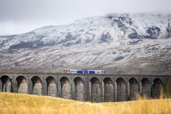  3. Ribblehead Viaduct, North Yorkshire (Anh): Gồm 24 tảng đá và ở độ cao 32m trên vùng đất hoang bên dưới, cây cầu Ribblehead Viaduct là một trong những minh chứng rõ nhất về kỹ thuật xây dựng từ thời Victoria (1837-1901) ở Anh. Được xây dựng vào năm 1870 đến năm 1874, cây cầu này được xếp hạng bảo tồn cấp 2 hồi năm 1988. Ribblehead Viaduct tạo nên một phần của tuyến đường sắt Settle-Carlisle đẹp như tranh vẽ, cây cầu này nằm giữa núi Three Peaks và trên biên giới Cumbria và Yorkshire.