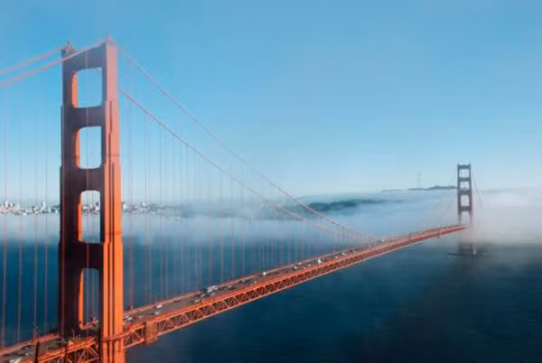  8. Cầu Cổng Vàng (Mỹ): Đây được xem là cây cầu nổi tiếng bậc nhất thế giới. Cầu Cổng Vàng, biểu tượng quốc tế của San Francisco, được khánh thành hồi năm 1937. Lễ khánh thành cầu, mở cửa đón công chúng là sự kiện kéo dài 1 tuần. Cây cầu này không chỉ nổi tiếng về kỹ thuật xây dựng mà còn là nơi có nhiều người “gieo mình” tìm đến cái chết. Kể từ năm 1937 đến nay, đã có gần 1.700 người nhảy cầu tự vẫn. Vừa tròn 2 năm hoàn thành dự án làm lưới thép treo 6m bên dưới lối đi bộ nhằm ngăn chặn tình trạng tự vẫn.