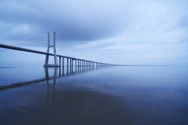  4. Vasco da Gama (Bồ Đào Nha): Vasco da Gama là cây cầu dây văng bắc qua sông Tagus ở Lisboa, thủ đô Bồ Đào Nha. Đây là cầu dài nhất châu Âu, với tổng chiều dài 17,2 km. Cây cầu này nối miền Bắc và miền Nam Bồ Đào Nha. Cầu được mở cửa đón công chúng hồi năm 1998 và được đặt tên theo nhà thám hiểm Bồ Đào Nha, người châu Âu đầu tiên tới Ấn Độ bằng đường biển trong thế kỷ 15. Người ta không thể đi bộ được qua cây cầu này. Sức chịu gió của cây cầu lên tới 155mph.