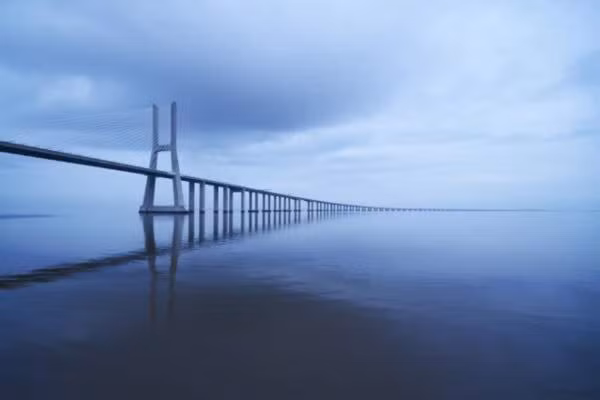  4. Vasco da Gama (Bồ Đào Nha): Vasco da Gama là cây cầu dây văng bắc qua sông Tagus ở Lisboa, thủ đô Bồ Đào Nha. Đây là cầu dài nhất châu Âu, với tổng chiều dài 17,2 km. Cây cầu này nối miền Bắc và miền Nam Bồ Đào Nha. Cầu được mở cửa đón công chúng hồi năm 1998 và được đặt tên theo nhà thám hiểm Bồ Đào Nha, người châu Âu đầu tiên tới Ấn Độ bằng đường biển trong thế kỷ 15. Người ta không thể đi bộ được qua cây cầu này. Sức chịu gió của cây cầu lên tới 155mph.