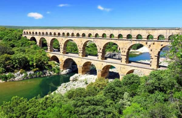  7. Pont du Gard Aqueduct (Pháp): Chắc chắn đây là cây cầu lâu đời nhất trong danh sách này. Pont du Gard Aquaduct là một công trình La Mã được xây dựng vào thế kỷ thứ 1. Cây cầu này ban đầu được thiết kế nhằm cung cấp nước cho thành phố Nime và hệ thống dẫn nước 3 tầng này cao 50m. Được xây dựng từ đá vôi mềm, màu vàng, cây cầu kỳ vĩ này được Chính phủ Pháp tuyên bố là công trình lịch sử hồi năm 1840.