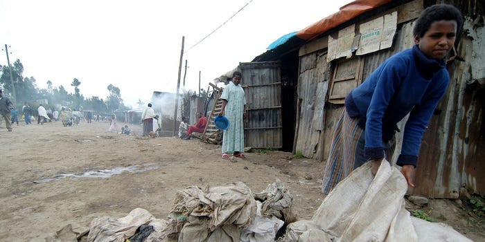 Hickel nói rằng số lượng khu ổ chuột gia tăng "là nguyên nhân dẫn đến tình trạng nghèo đói, bất ổn chính trị và xã hội". Ảnh: Một bé gái thu gom rác bỏ lại trên đường dẫn tới khu ổ chuột Northern ở Addis Ababa, thủ đô của Ethiopia, năm 2007.