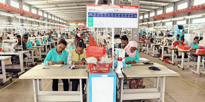 Ngoài ra, đô thị hóa nhanh còn đặt ra thách thức cho cộng đồng trong việc đáp ứng sự gia tăng về nhu cầu công việc. Ảnh: Bên trong một khu công nghiệp sản xuất giày ở Addis Ababa.