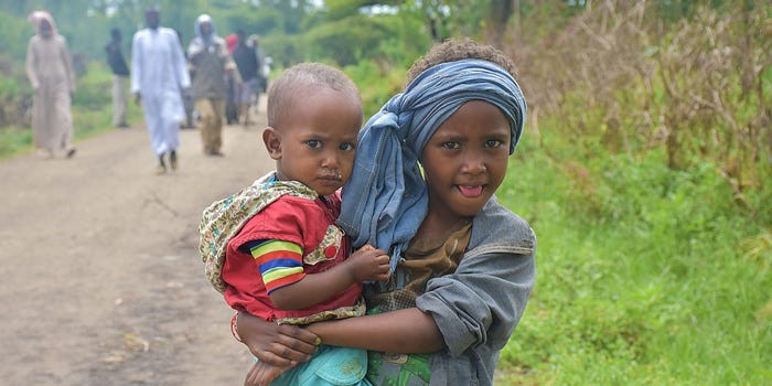Hai em nhỏ ở Addis Ababa trong bức ảnh chụp năm 2019.