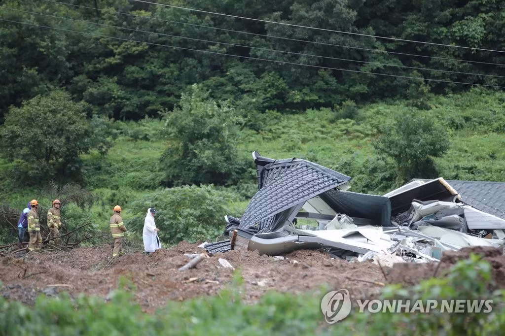 Toan canh lu lut kinh hoang o Han Quoc, hang chuc nguoi chet-Hinh-4