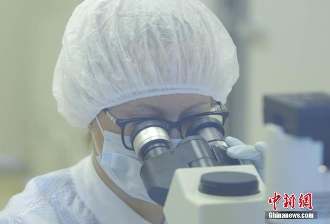 Ben trong nha may san xuat vaccine COVID-19 dau tien cua Nga-Hinh-4