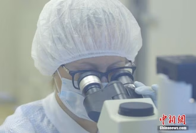 Ben trong nha may san xuat vaccine COVID-19 dau tien cua Nga-Hinh-4