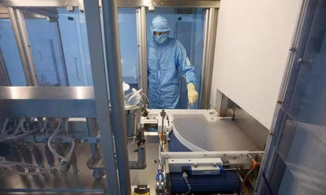 Ben trong nha may san xuat vaccine COVID-19 dau tien cua Nga-Hinh-9