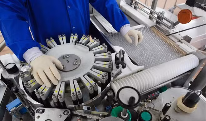 Ben trong nha may san xuat vaccine COVID-19 dau tien cua Nga-Hinh-8