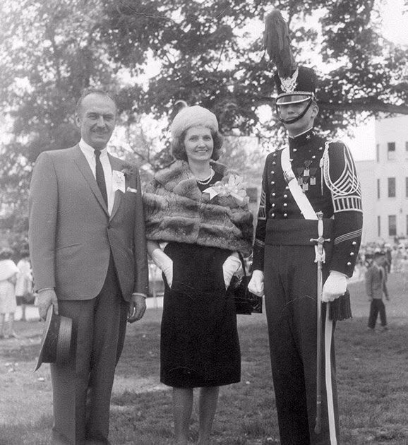 Bức ảnh chụp Donald Trump bên cạnh cha mẹ ông tại Học viện Quân sự New York. Ảnh: DO.