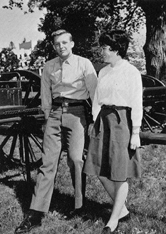 Trong thời gian theo học tại Học viện Quân sự New York, ông Trump tham gia vào nhiều hoạt động, sự kiện của trường. Khi đó, Donald Trump thường xuyên được khen thưởng vì sự ngăn nắp và điểm số ấn tượng. Ảnh: Donald Trump đứng cạnh cô Fran Dunn, một thư ký của học viện. Ảnh: DO.