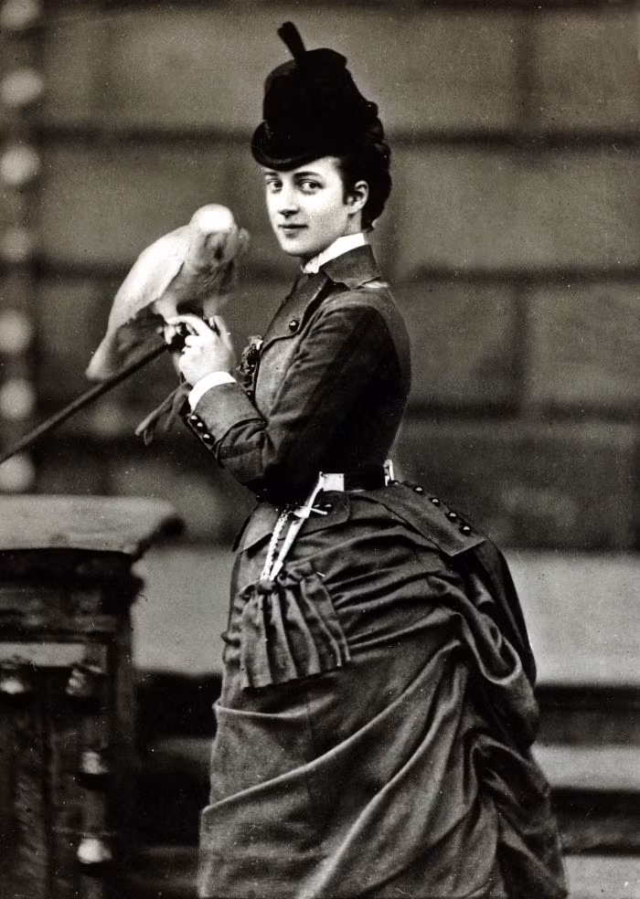 Vào những năm 1870, trang phục của phụ nữ ở Mỹ được mô tả là rất ấn tượng và thanh lịch.