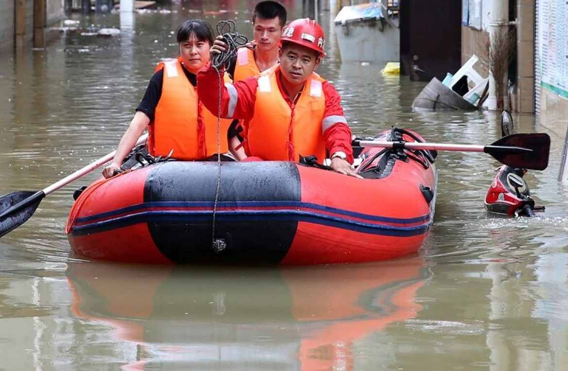 Lực lượng cứu hộ sơ tán người dân khỏi một khu phố bị ngập ở Nội Giang, tỉnh Tứ Xuyên, ngày 18/8. Ảnh: AP.