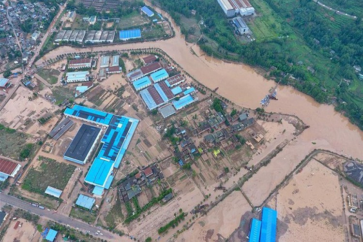 Ngày 18/8, trực thăng đã được huy động để giải cứu người dân bị mắc kẹt tại nhiều khu vực vì mưa lũ sau khi nước sông tràn bờ.