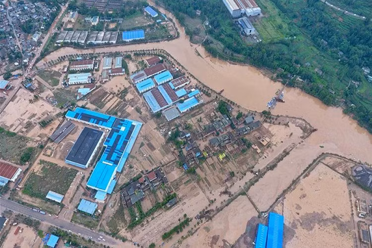 Ngày 18/8, trực thăng đã được huy động để giải cứu người dân bị mắc kẹt tại nhiều khu vực vì mưa lũ sau khi nước sông tràn bờ.