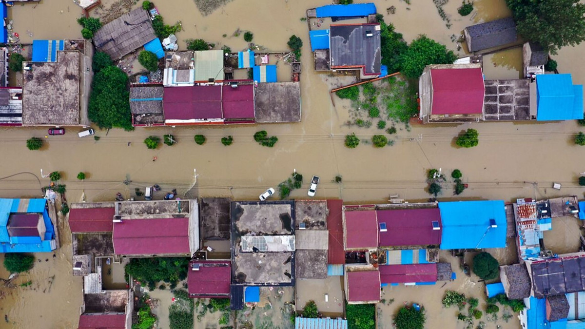 Tính đến thời điểm hiện tại trong năm nay, mưa lũ ở Trung Quốc đã khiến hơn 200 người thiệt mạng hoặc mất tích, gây thiệt hại ước tính 25 tỷ USD và làm ảnh hưởng đến cuộc sống của hàng chục triệu người. Ảnh: AP.