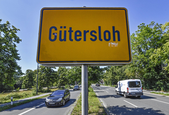 "Lần đầu tiên sau khi nới lỏng biện pháp tại Đức, chúng tôi sẽ tái áp đặt lệnh phong tỏa toàn bộ thành phố Gütersloh chống dịch giống như trước đây", Thủ hiến bang North-Rhine Westphalia, Armin Laschet, cho biết hôm 23/6. Ảnh: AP.