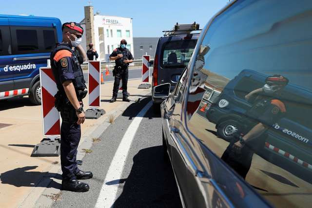 Quyết định trên được đưa ra một ngày sau khi chính quyền vùng Galicia áp đặt lệnh phong tỏa trở lại đối với 200.000 cư dân ở gần thành phố Lerida do số ca mắc COVID-19 tăng mạnh. Ảnh: Reuters.