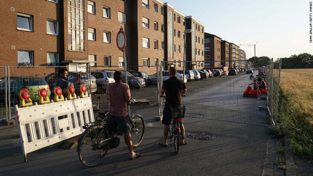 Theo đó, các biện pháp phong tỏa tại Gütersloh có hiệu lực trong một tuần, từ ngày 23 đến 30/6. Người dân thực hiện giãn cách xã hội; các quán bar, bảo tàng và bể bơi,... đều phải đóng cửa. Việc tập trung đông người bị cấm. Ảnh: CNN.