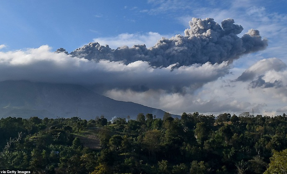 Núi lửa Sinabung đã "ngủ yên" trong suốt 400 năm trước khi nó phun trào trở lại vào năm 2010, khiến 2 người thiệt mạng.