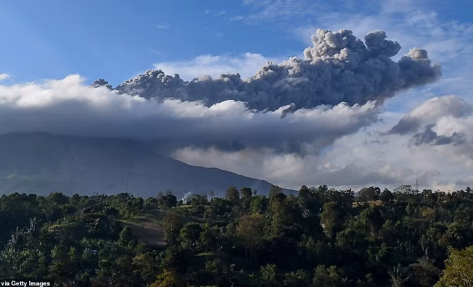 Núi lửa Sinabung đã "ngủ yên" trong suốt 400 năm trước khi nó phun trào trở lại vào năm 2010, khiến 2 người thiệt mạng.