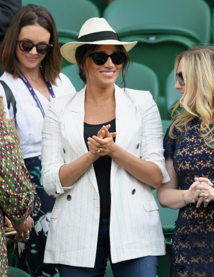 Công nương Meghan Markle "phá vỡ quy tắc" khi mặc quần jean tới xem giải đấu quần vợt ở London, Anh, tháng 7/2019. Cô được cho là đã không được ngồi trong khu vực dành cho Hoàng gia để xem trận đấu này vì mặc quần jean.