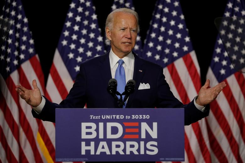 “Tôi vinh dự thông báo rằng tôi đã chọn Kamala Harris - một người tranh đấu không ngừng nghỉ cho những người yếu thế và là một trong những công chức giỏi nhất cả nước - làm người tranh cử cùng tôi”, ông Biden viết trên Twitter.