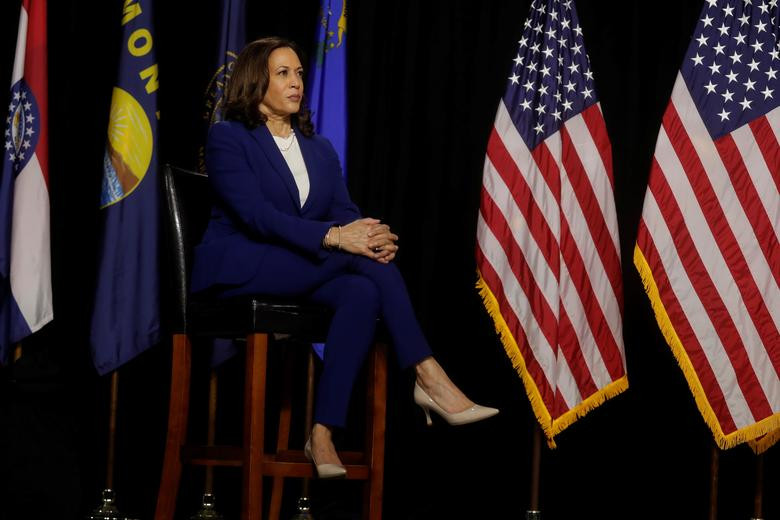 Bà Harris lắng nghe ứng viên Tổng thống Mỹ Biden phát biểu trong buổi vận động tranh cử tại Wilmington, bang Delaware, ngày 12/8.