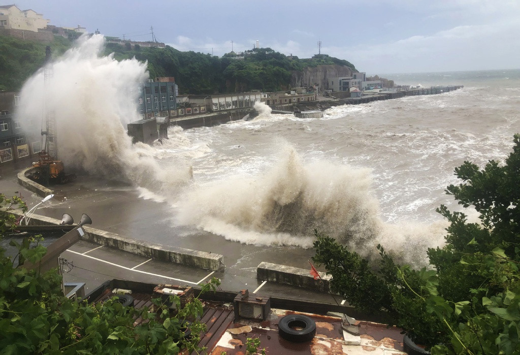  Siêu bão Hagupit đổ bộ vào thành phố Nhạc Thanh, tỉnh Chiết Giang, sáng 4/8 với sức gió 138km/h, Trung tâm Khí tượng thủy văn Trung Quốc cho biết. Đây là trận siêu bão thứ 4 đổ vào đất liền Trung Quốc trong năm nay. Ảnh: China Daily.