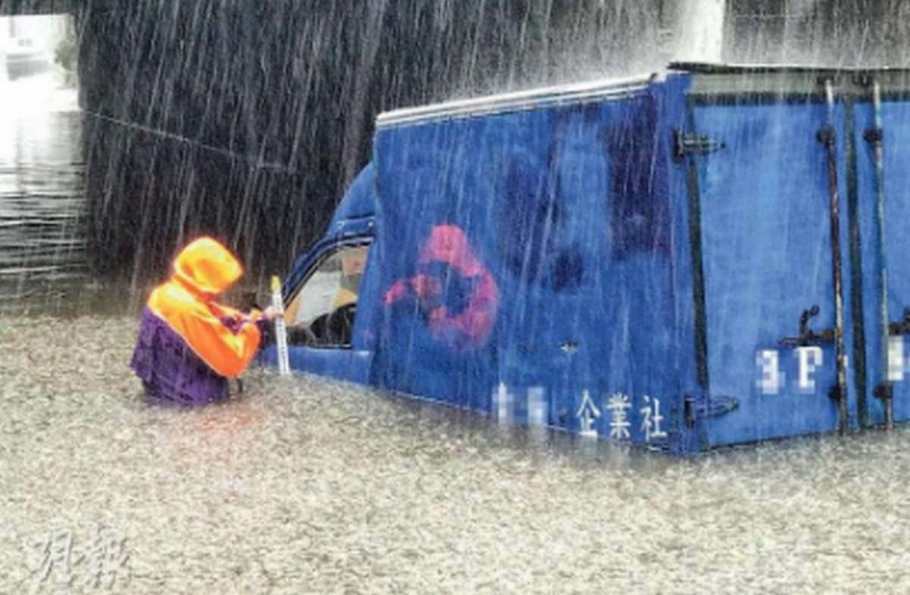 Từ tối ngày 3/8, Trung tâm Khí tượng thủy văn Trung Quốc đã nâng cảnh báo thiên tai từ Vàng lên Da cam. Cảnh báo bão được tiếp tục lặp lại vào sáng ngày 4/8. Trên thang cảnh báo thiên tai gồm 4 cấp của Trung Quốc, cấp Da cam xếp ở mức độ nghiêm trọng thứ 2, chỉ sau cấp Đỏ. Ảnh: China Daily.