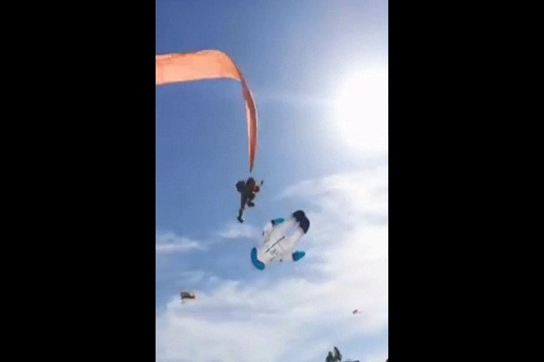 Hot hoang be gai 3 tuoi bi dieu cuon len khong trung