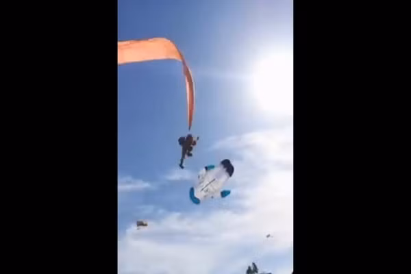 Hot hoang be gai 3 tuoi bi dieu cuon len khong trung